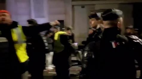Filmée cette nuit sur les Champs-Elysées par un policier (en gilet jaune?), cett…